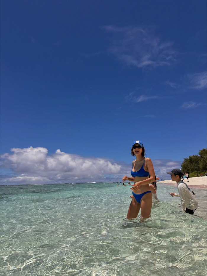 2 weeks after Kim Binwoo's surgery...She's fully recovered by revealing her bikini body