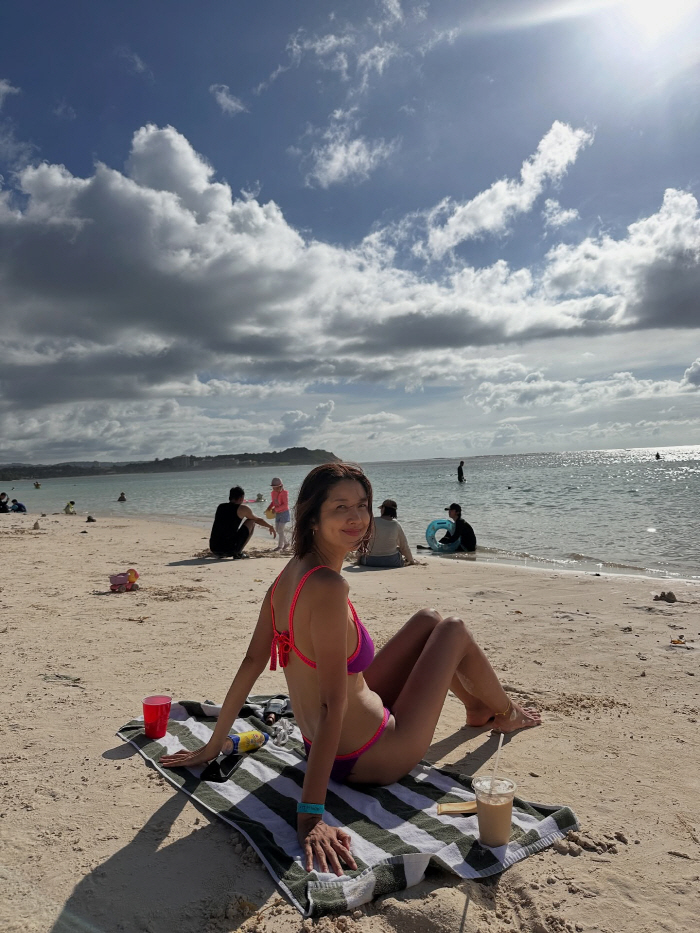 2 weeks after Kim Binwoo's surgery...She's fully recovered by revealing her bikini body