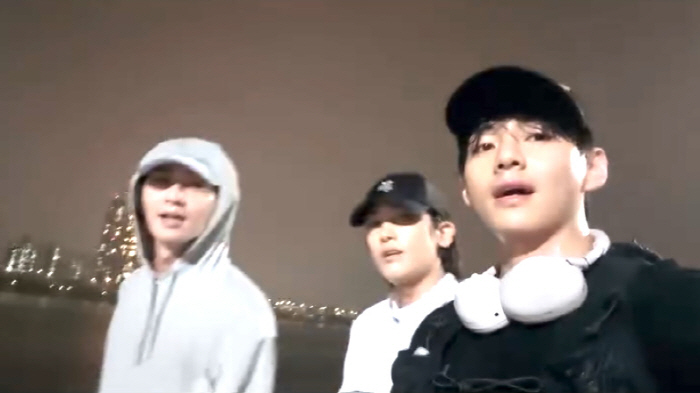 BTS V Enjoys Rainy Han River Stroll with Park Seo-jun and Park Hyung-sik