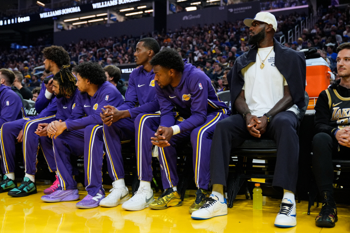 The butterfly effect of LeBron's absence! LeBron injury at least 3 weeks.  Media bold prediction Doncic MVP odds increase