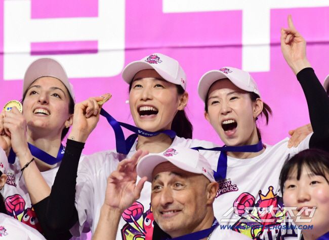 Finally, volleyball empress retirement ceremony is confirmed...Heungkuk Life without Kim Yeon-koung announced a new start