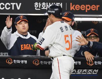 Jung Woo-joo finished checking the KKK bullpen → Even the captain's home run shot went off...PO Prep Hanwha Overpowers Sangmu 126 