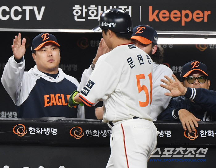 Jung Woo-joo finished checking the KKK bullpen → Even the captain's home run shot went off...PO Prep Hanwha Overpowers Sangmu 126 