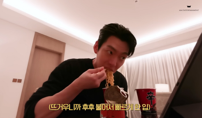 Kim Woobin is also eating late night snacks...It's like mixing ramen with rice