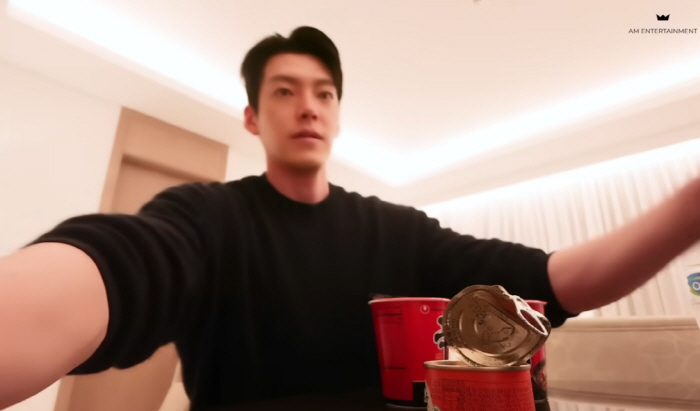 Kim Woobin is also eating late night snacks...It's like mixing ramen with rice