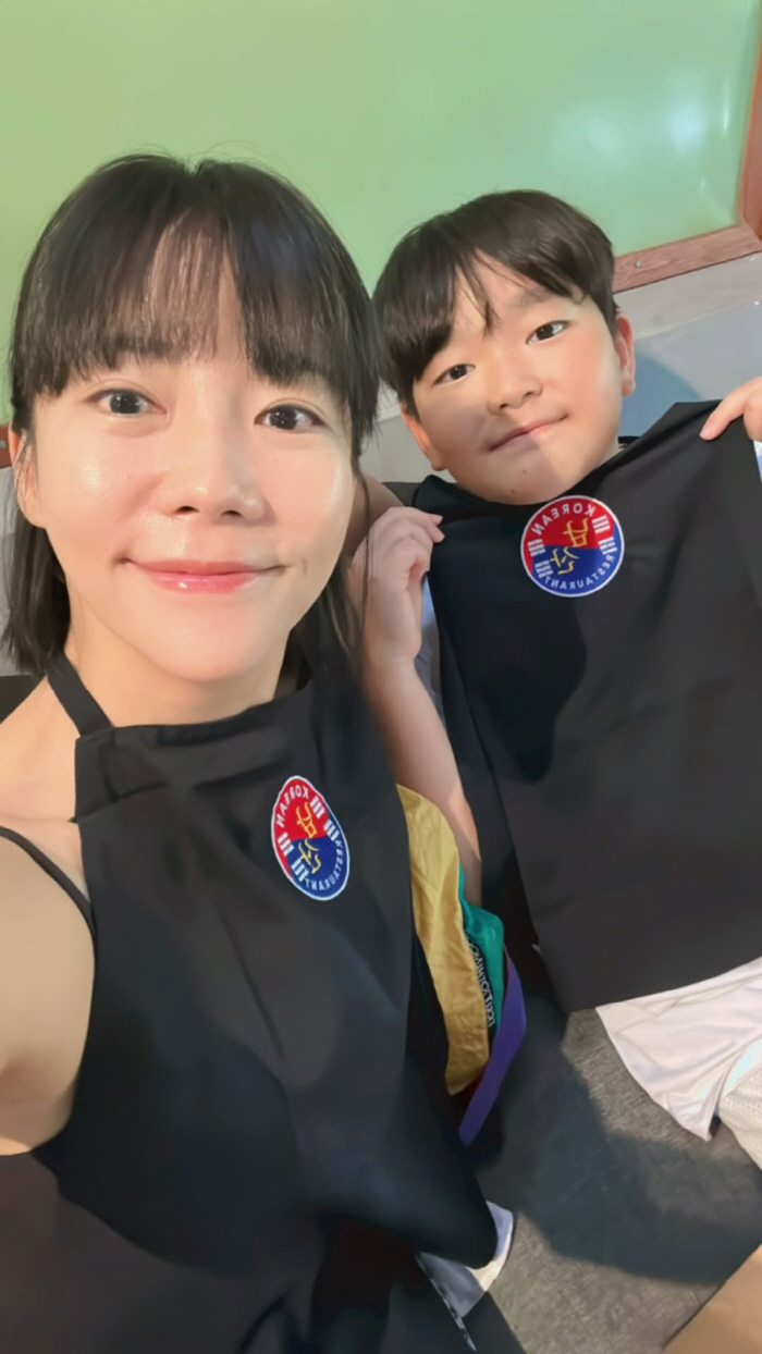 Lee Bum-soo's departure, Lee Yun-jin and Bali are completely settled..Sweet two-shot at Korean restaurant. Heartwarming