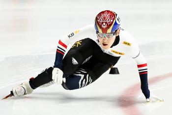 Lim Jong-eon, a short track speed skater, won her first competition! 1st world tour 1500m 金...The women's national team is the 3,000m relay