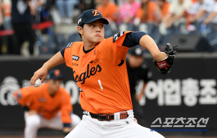  The Future Bombing Han Donghee is chosen as a surprise. Dongju Seo-hyun Wooju Hanwha Fastball Trio is also on board. 35 members of the national team to meet in Japan in November will be announced