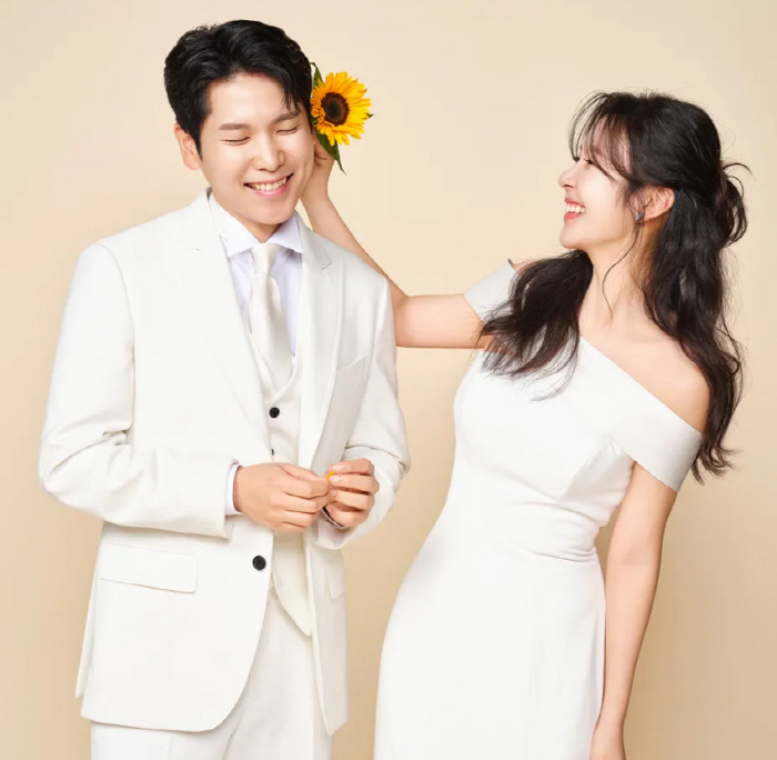 On October 11th, there were 5 weddings in the entertainment industry...an unexpected wedding rush