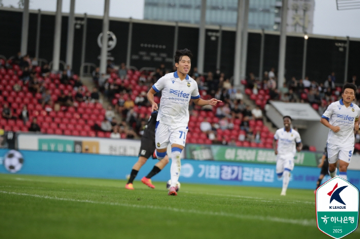 Our natural enemy to take the lead is working again! Seongnam maintains its only unbeaten record against Incheon this season despite its inferiority from Benicio's exit 