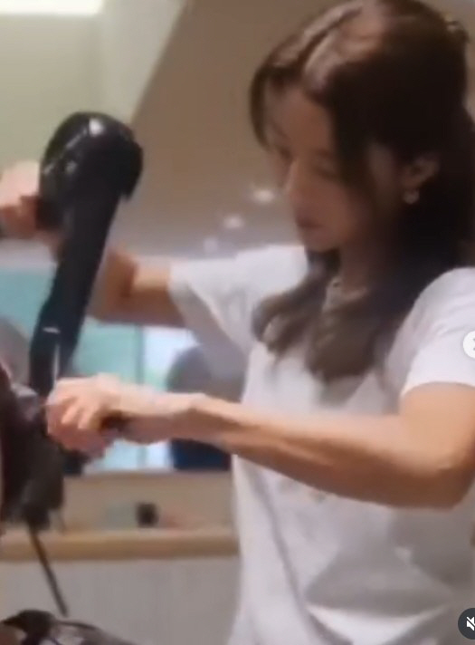 Dol-dol-singing Lee Ji-hyun, it's worth turning into a hairdresser. Even a side dish gift from a customer