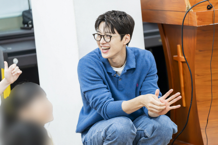 Gong Myung Spreads Chuseok Cheer at Seoul Child Care Facility as World Vision Ambassador
