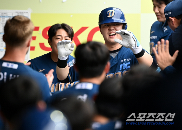 Home Run With Broken Palm → Coach Tears Surgery for the Missing Grand National University's Home Lady