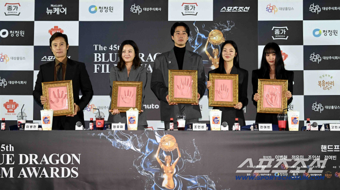 Winners of 45th Blue Dragon Film Awards to Take Part in Hand-Printing Ceremony