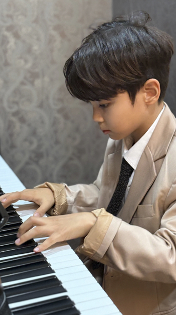 Im Chang-jung, 4th, 8 years old, handsome man wearing a suit and playing the piano, blessed being