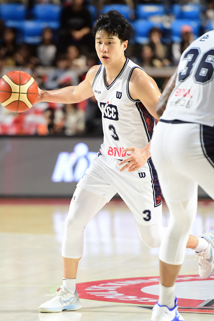 Lee Sang-min, a senior who cried for the first time in 3 years, laughed...KCC, SK have lost three consecutive games and are tied for the lead in winning consecutive games