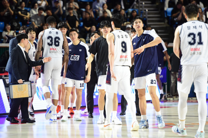 Lee Sang-min, a senior who cried for the first time in 3 years, laughed...KCC, SK have lost three consecutive games and are tied for the lead in winning consecutive games