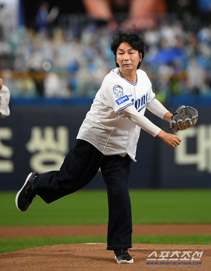  Actor Lee Chul-min, a former member of the Lions Children's Club, threw a powerful first pitch