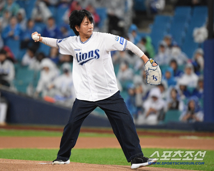  Actor Lee Chul-min's first pitch for Samsung Children's Members