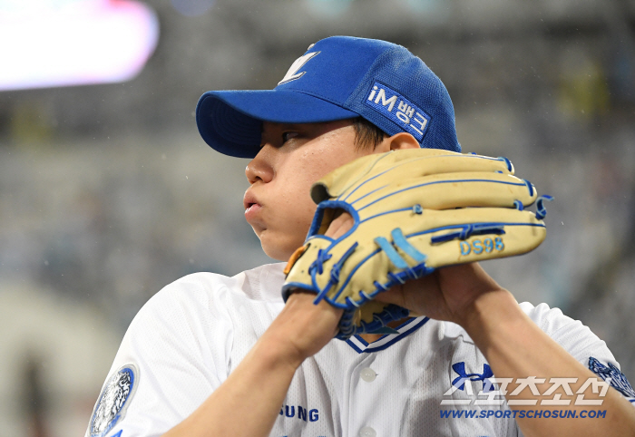  Bae Chan-seung getting ready to take the mound in the top of the ninth inning