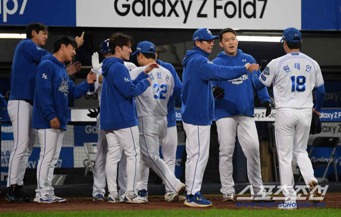  Captain Koo Ja-wook applauds Won Tae-in for allowing one run in 6 innings