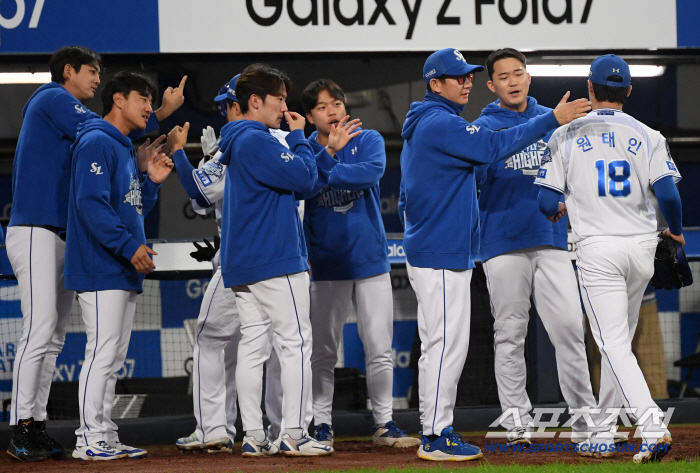  Captain Koo Ja-wook applauds Won Tae-in for allowing one run in 6 innings