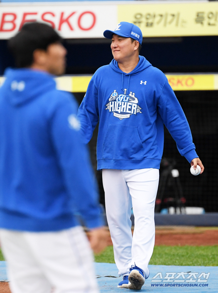  Coach Lee Jinyoung is relaxed in fall baseball