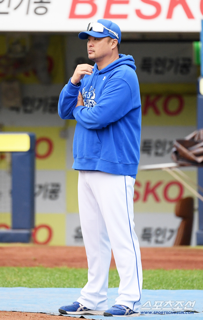  Coach Park Han watching batting training