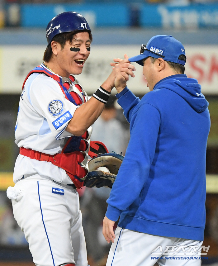  Director Kang Min-ho and Park Jin-man share the joy of victory