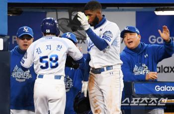  Director Kim Ji Chan and Park Jinman hit the leadoff card