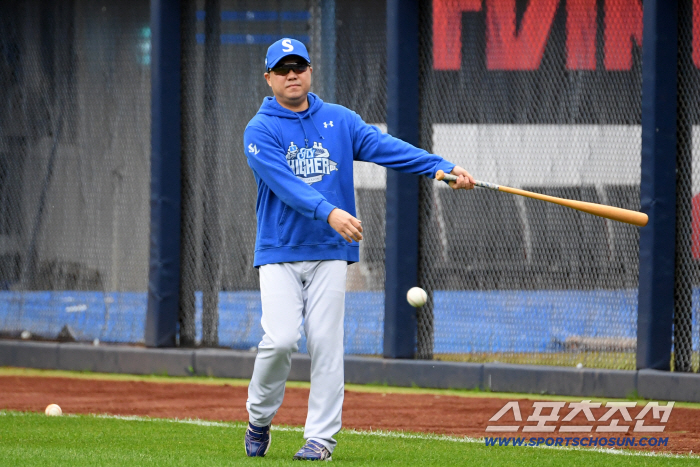  Director Park Jin-man watching batting training