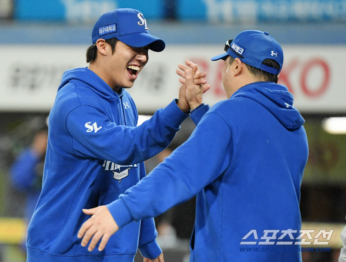  Director Won Tae-in and Director Park Jin-man share the joy of victory