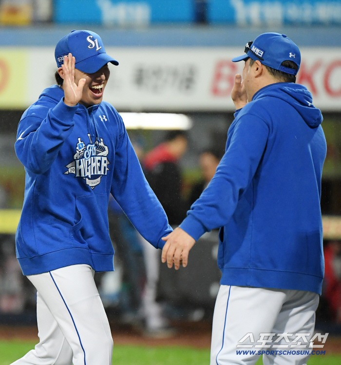  Director Won Tae-in and Director Park Jin-man share the joy of victory
