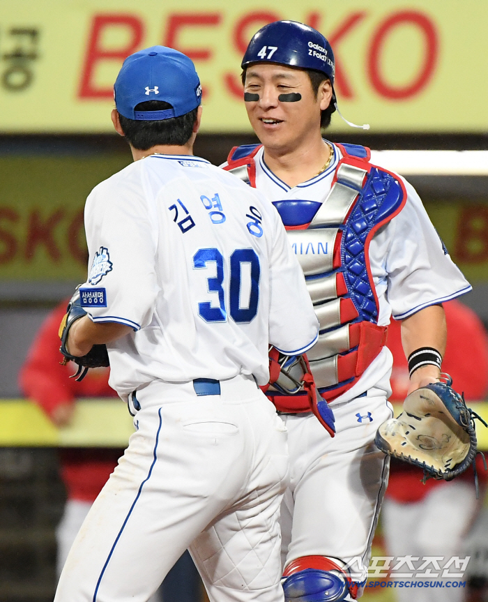  Kang Minho caught a foul ball
