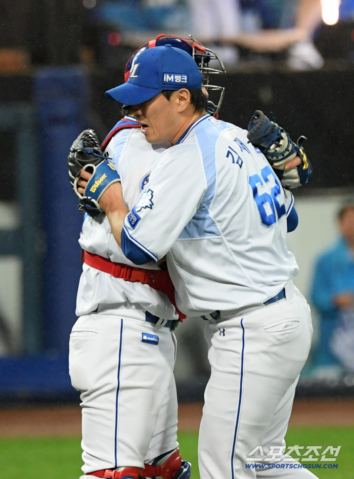  Kang Minho, Kim Jaeyoon, a hot hug