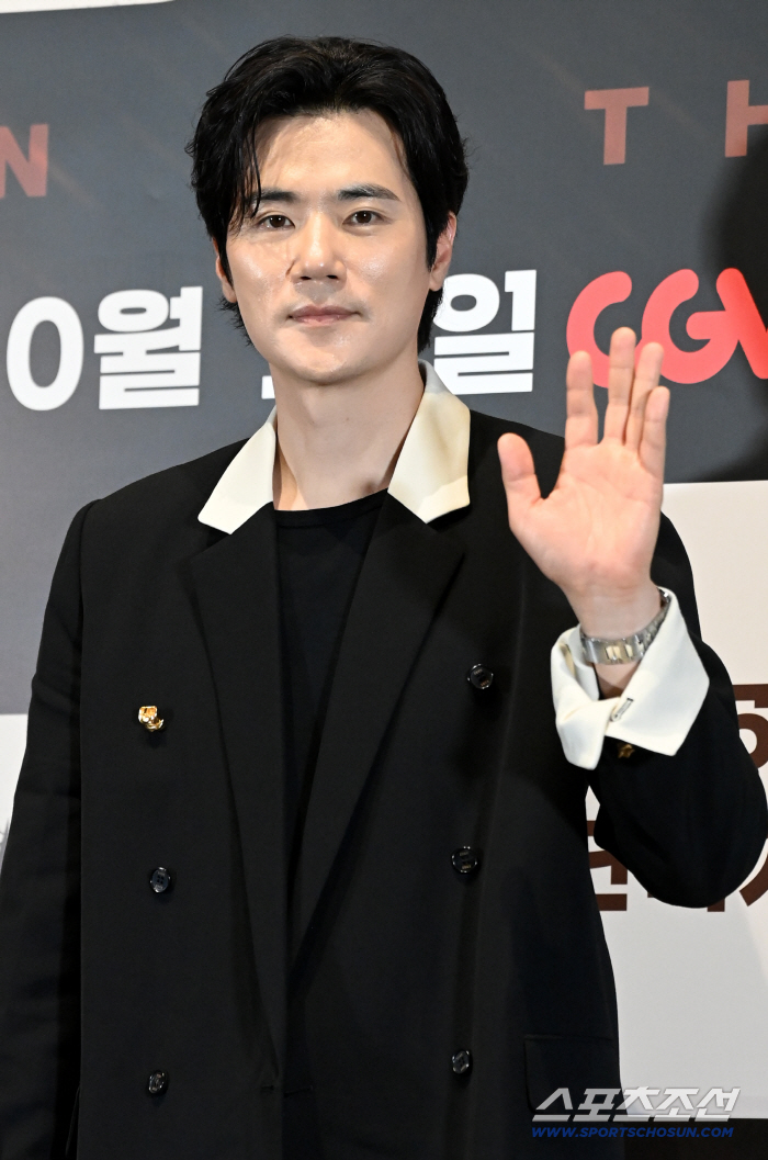  Kim Kangwoo, warm-hearted greeting