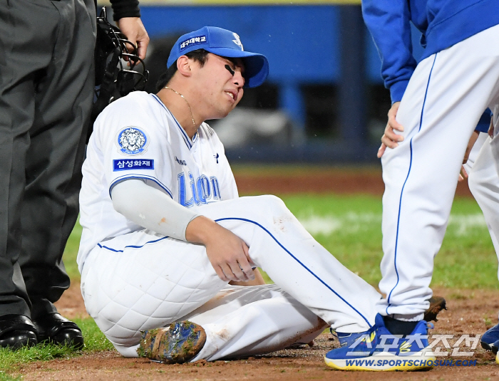  Kim Young-woong, who is in pain, is replaced by a back injury