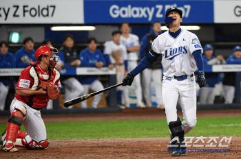  Koo Ja-wook and Lee Woon strike out after 17 pitches