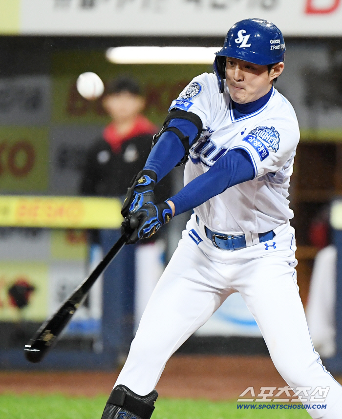  Koo Ja-wook cuts the ball