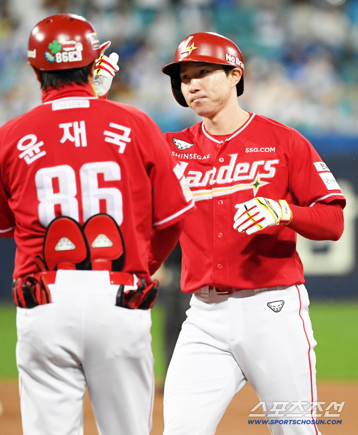  The leadoff hitter, SSG Park Sung Han, hits