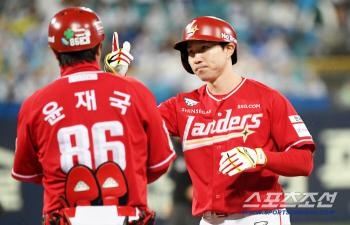  The leadoff hitter, SSG Park Sung Han, hits