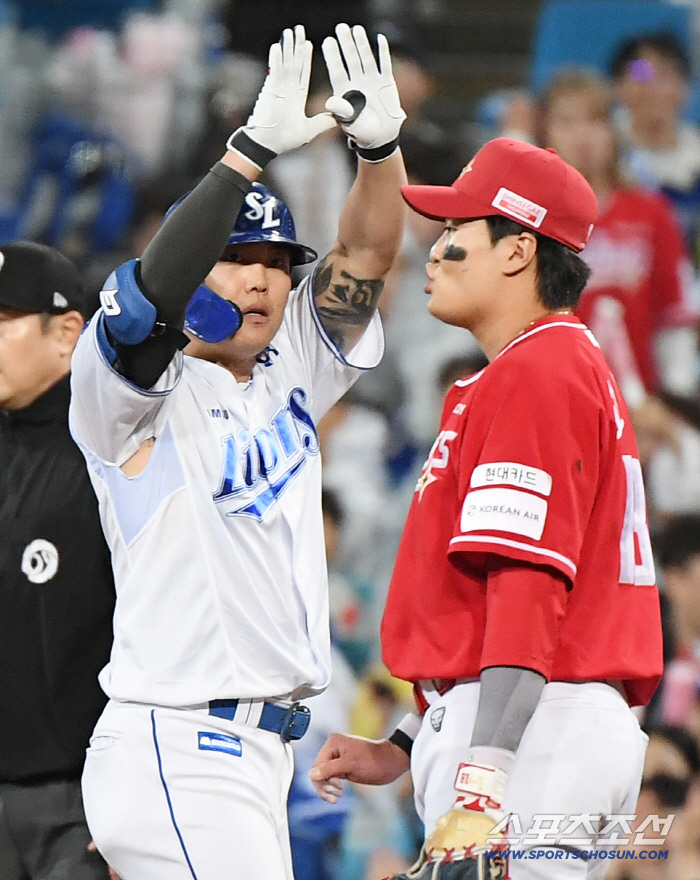  Ryu Ji-hyuk gets on base with a hit