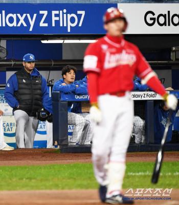  Samsung Hu who is closely watching SSG Kim Sung Wook's batting