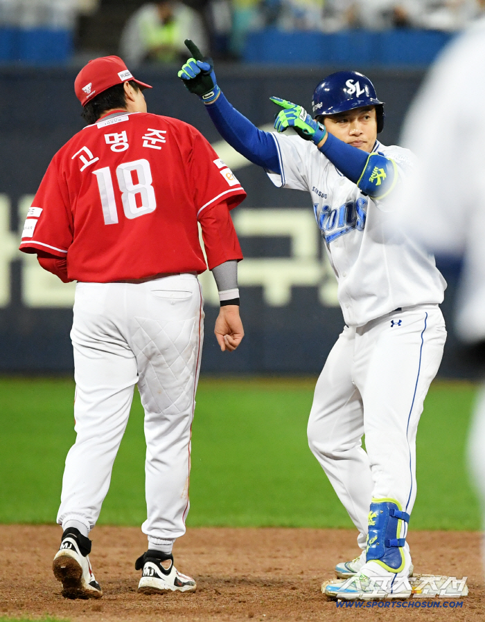  Samsung Kim Hun-gon showed off his long shot in front of Ko Myung-joon of SSG with two home runs in autumn baseball