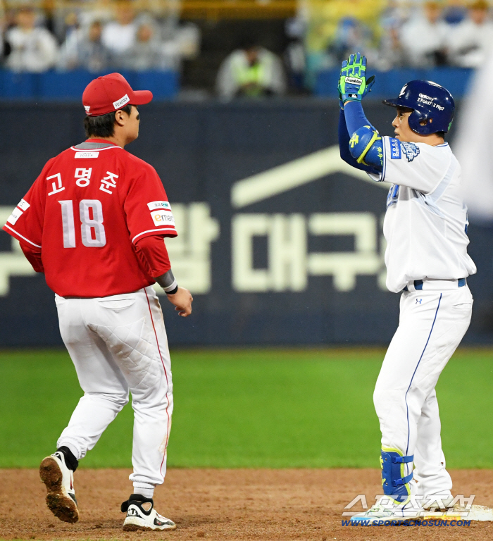  Samsung Kim Hun-gon showed off his long shot in front of Ko Myung-joon of SSG with two home runs in autumn baseball