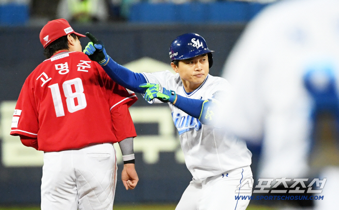  Samsung Kim Hun-gon showed off his long shot in front of Ko Myung-joon of SSG with two home runs in autumn baseball