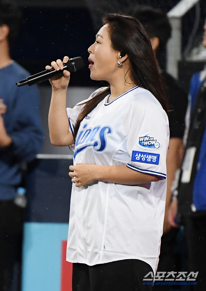  Singer Lee Young Hyun who sings the national anthem