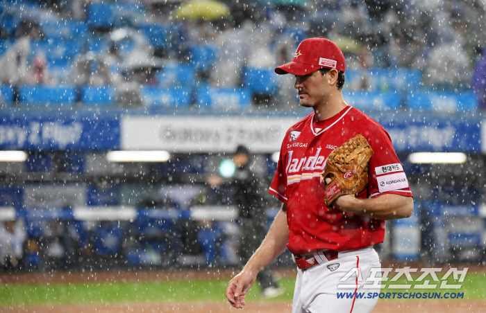  SSG Anderson heading to the dugout in heavy rain