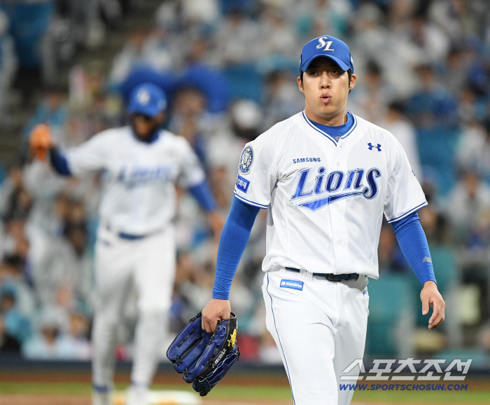  Won Tae-in is relieved after losing no point in the first inning