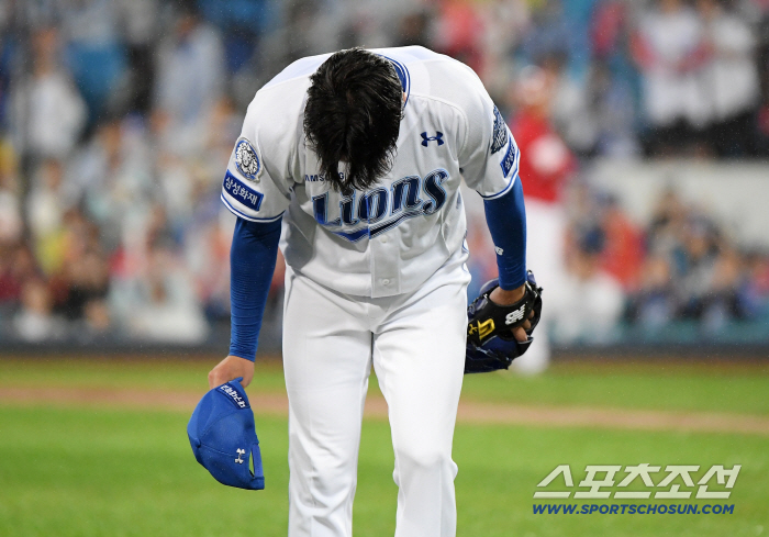  Wontaein greets the audience